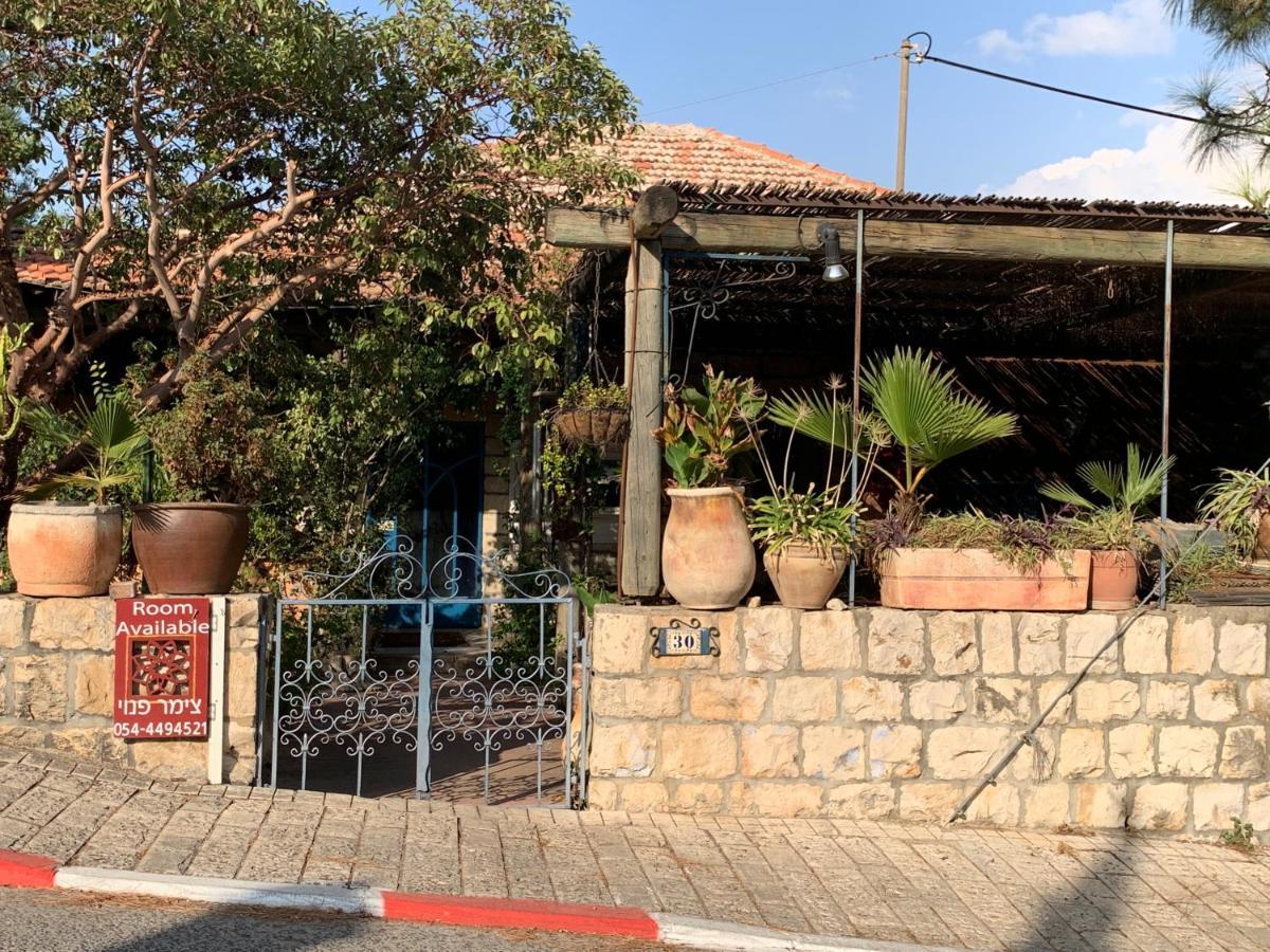 ראש פינה בית האבן העתיק מ-1885 עם מגונית פרטית בחצר מראה חיצוני תמונה