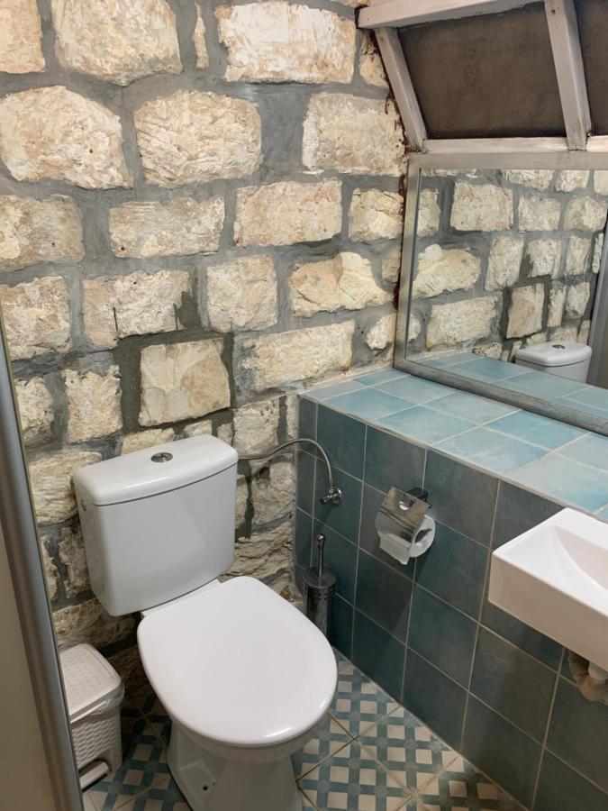 ראש פינה בית האבן העתיק מ-1885 עם מגונית פרטית בחצר מראה חיצוני תמונה