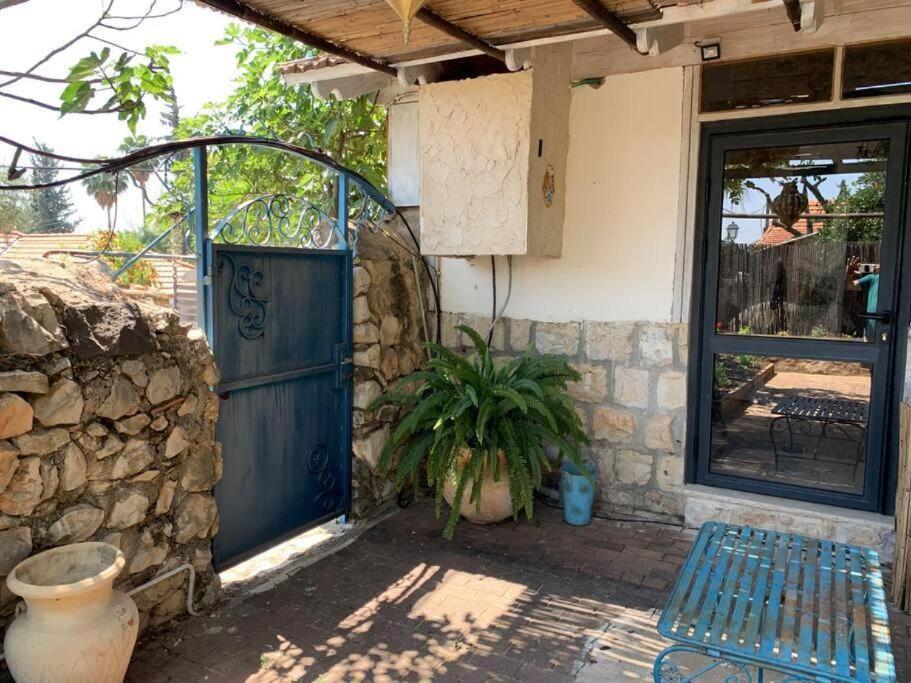 ראש פינה בית האבן העתיק מ-1885 עם מגונית פרטית בחצר מראה חיצוני תמונה