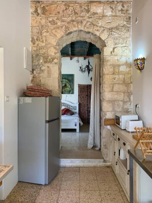 ראש פינה בית האבן העתיק מ-1885 עם מגונית פרטית בחצר מראה חיצוני תמונה