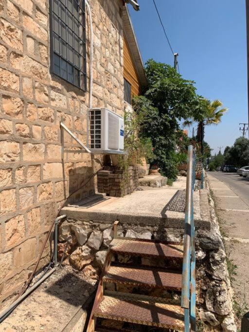 ראש פינה בית האבן העתיק מ-1885 עם מגונית פרטית בחצר מראה חיצוני תמונה