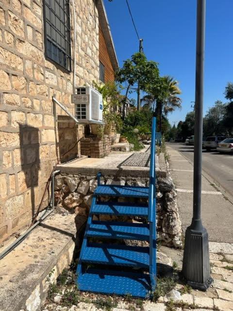 ראש פינה בית האבן העתיק מ-1885 עם מגונית פרטית בחצר מראה חיצוני תמונה