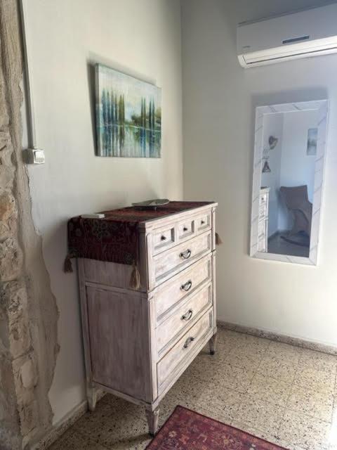 ראש פינה בית האבן העתיק מ-1885 עם מגונית פרטית בחצר מראה חיצוני תמונה